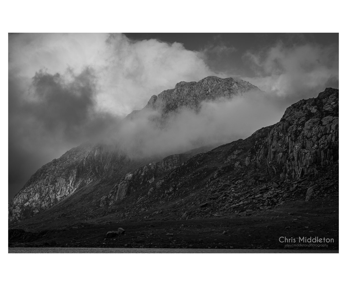 📍 Ogwen Valley, Snowdonia

The summit of Tryfan emerging from low cloud.

#Wales #ThePhotoHour #visitwales #photography