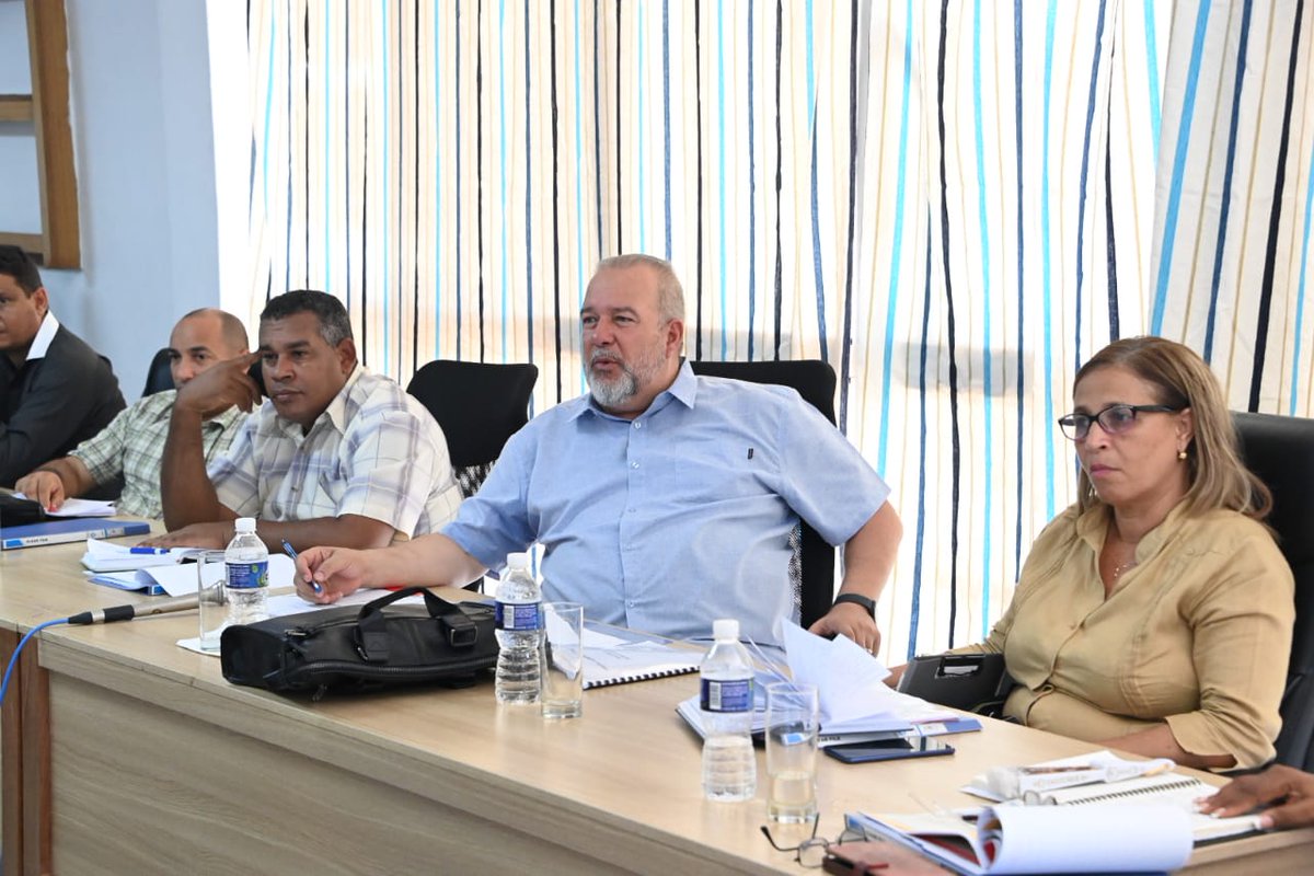 En Guantánamo, con el Consejo de Administración de Baracoa, debatimos sobre temas que inciden en el desarrollo socioeconómico del territorio. Chequeamos el programa de la vivienda, la situación del transporte público, la producción de alimentos y las afectaciones de la sequía.