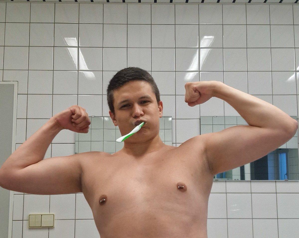 I'm training more now how do you like the first results?
oh and sorry that it was photographed while brushing my teeth, but now you also have a face to the little puppy 🐶
#gay #Pride2023 #Humanpuppy
#gymmotivation #Beachbody
#PrideMonth #loveislove