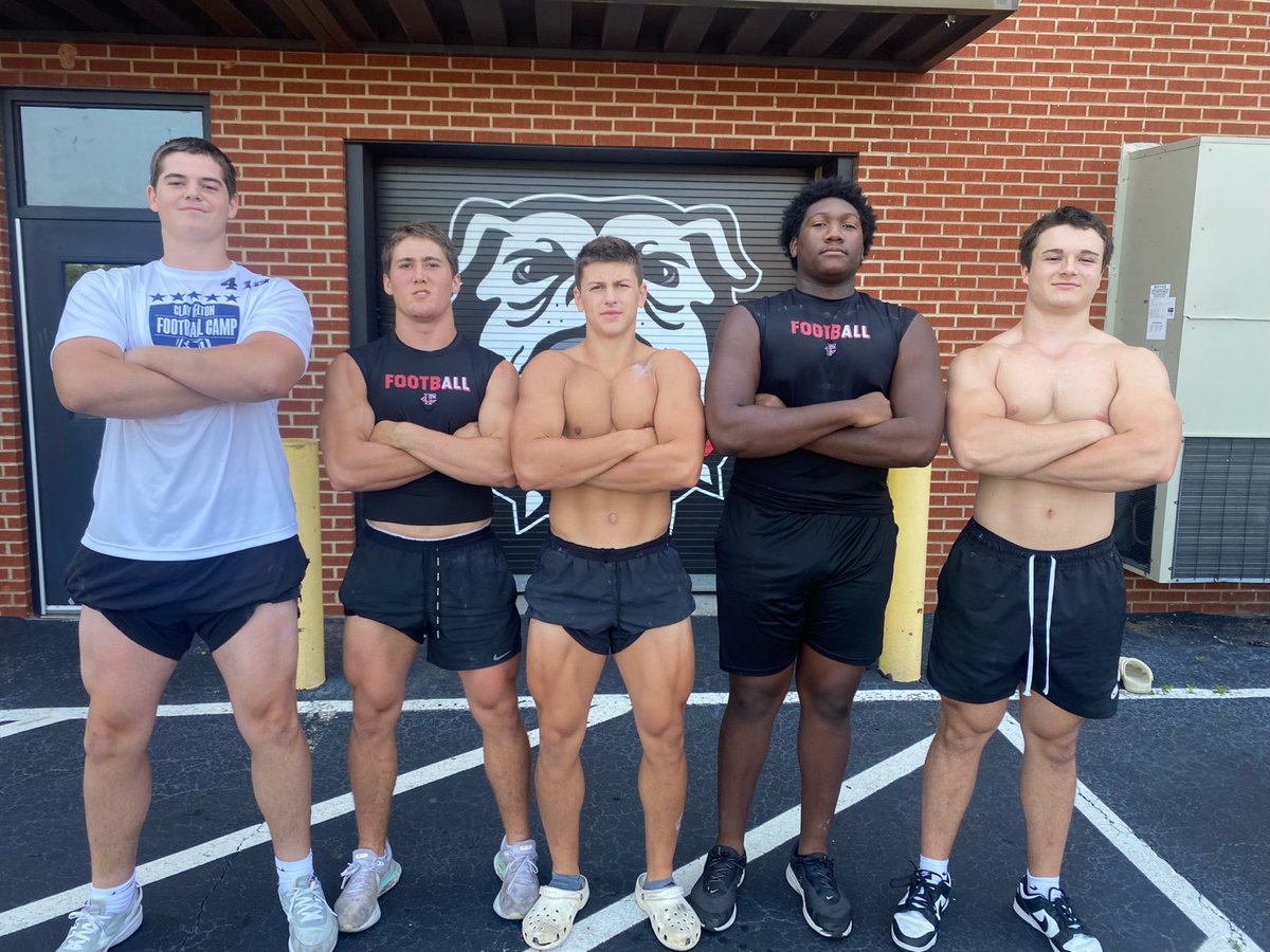 Getting explosive and strong at the C-House! 225+ Power Clean guys and 275+ PC Guys! DAWG of the Day goes to Class of 25 OL/DL <a href="/Dannynatesmith_/">Daniel Smith</a>  !!