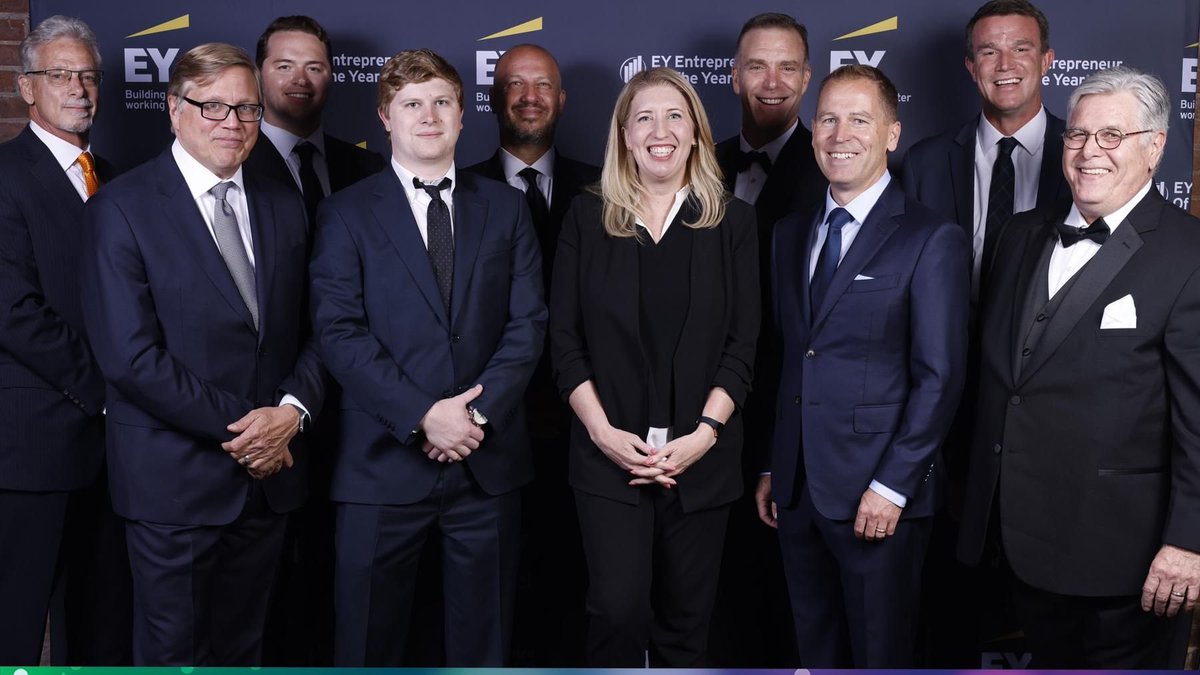 TimOBrienCRE's tweet image. Amazing night at @EYnews #Entrepreneur of the Year 2023 Midwest Awards gala in #Chicago last week.

Congrats to ALL finalists &amp;amp; winners, esp. the finalists from #Indiana: Scott Fitzgerald @FitzMark , Greg Harris @BackhaulD &amp;amp; Chad Peterman @PetermanBros.

#EOYMW #EOY @CresaCorp