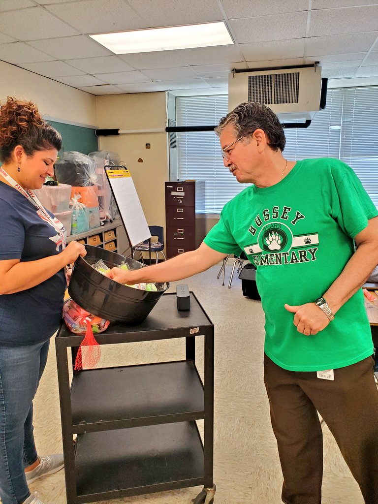 Its popsicle time! What better way to cool off on a hot day. Thank you @powerangels01 for donating popsicles to our #CampOdom students and staff. @AldineRUSH @OdomES_AISD @mtrujillo1984 
#summerfun