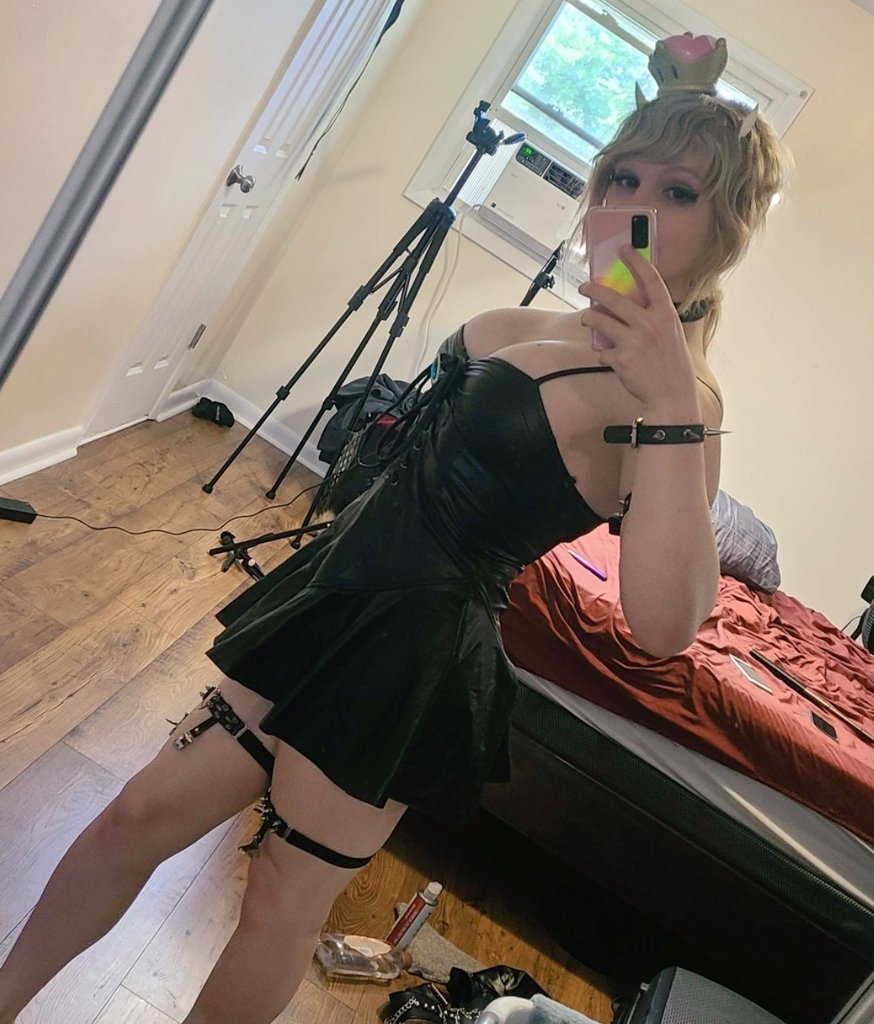 RosieKawaiiSFW Filming the bowsette cosplay.