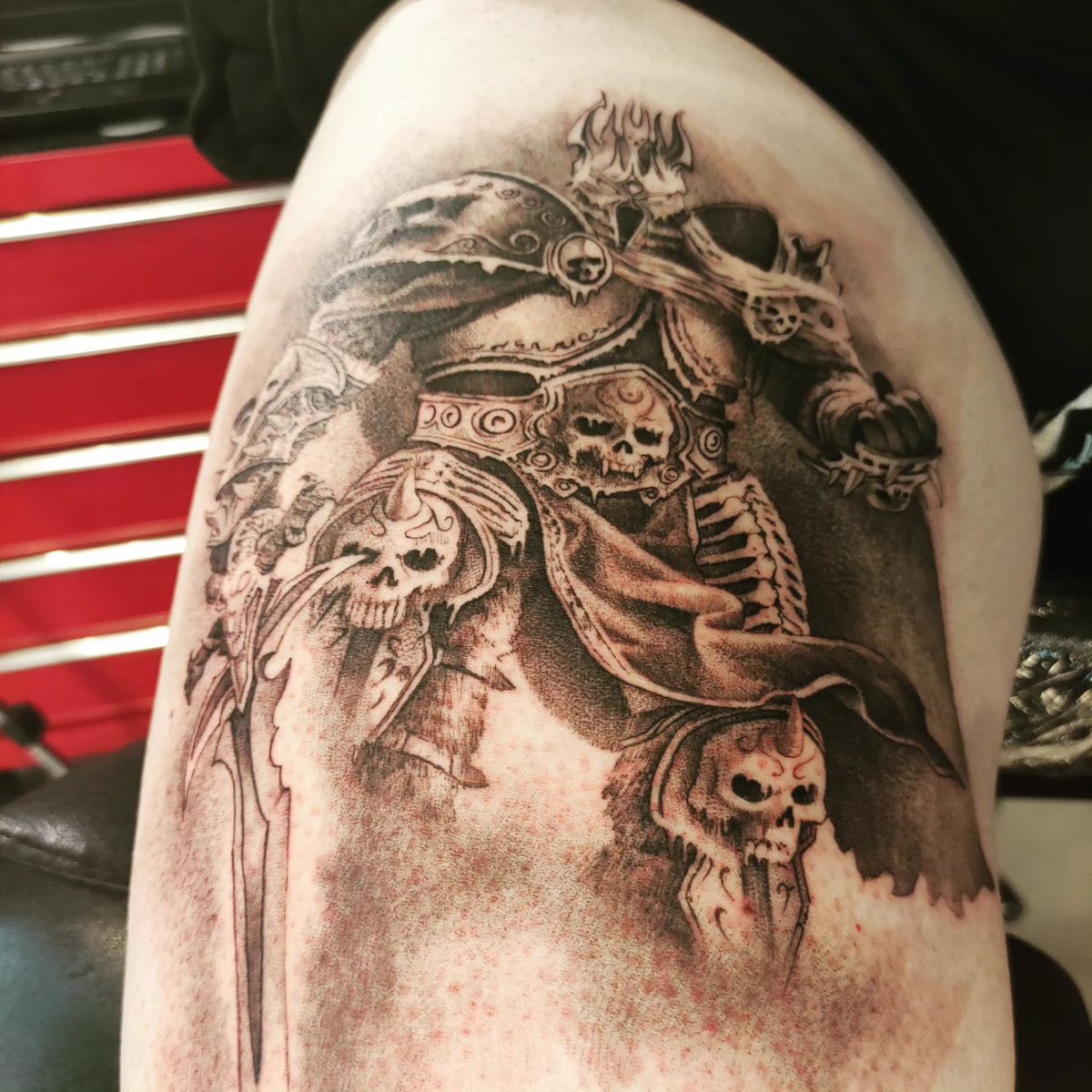 Hoy ha sido el primer día en un proyecto muy especial para mí sobre videojuegos y mi propia vida: mi pierna derecha tatuada entera donde estarán los videojuegos más importantes de mi vida desde que empecé en esto hasta que me convertí en padre, la base de ociobits y una parte