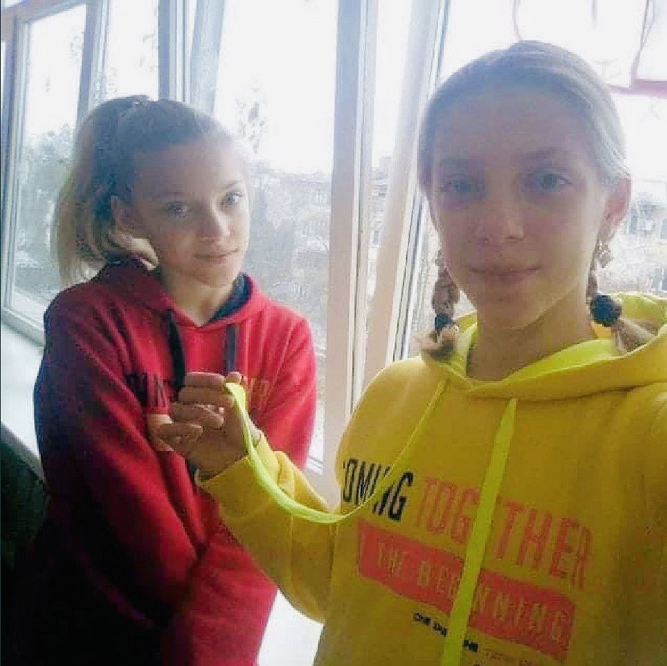 Yuliya & Anna Aksenchenko, jumelles, avaient 14 ans. Elles sont mortes hier assassinées par la Russie lors de l’attaque de #Kramatorsk (11 morts, dont 3 enfants, 57 blessés selon un dernier bilan). L’Ukraine a besoin d’avions. Il faut envoyer des avions!#StopRussia #CloseTheSky🇺🇦