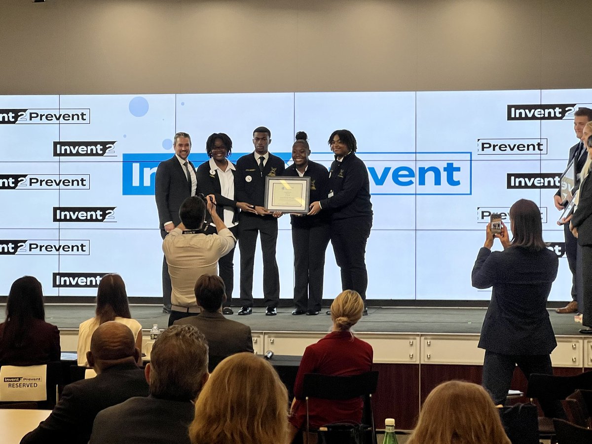 Congratulations to Dr. ⁦<a href="/ShearonRoberts/">Shearon Roberts</a>⁩ and her phenomenal Honors students for taking home 1st place at the Invent2Prevent Spring 2023 Finals…beating George Washington University and Johns Hopkins. <a href="/NiaMason/">Nia Mason</a> ⁦<a href="/XulaMassComm/">XULA Mass Comm Department</a>⁩