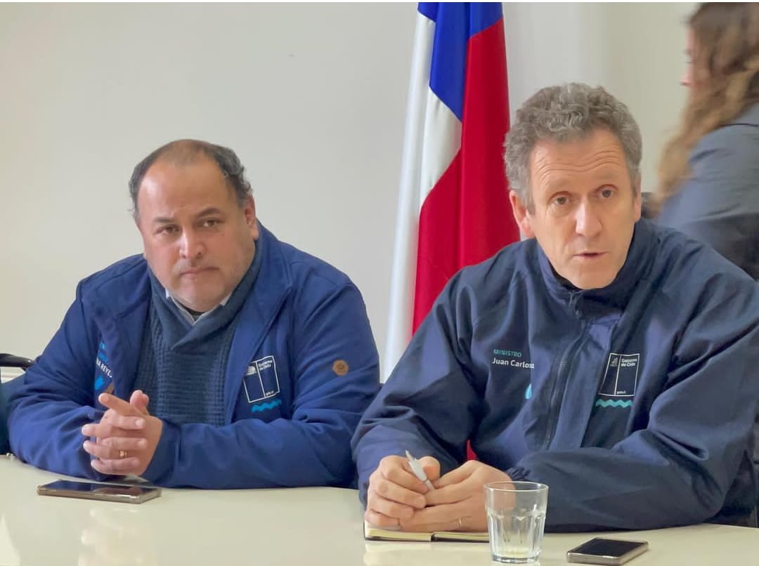 DPPLosAndes's tweet photo. Hasta #LosAndes llegó Ministro @MTTChile, Juan Carlos Muñoz, para evaluar la situación del transporte de carga debido a cierre de  ruta internacional  60-CH tras daños por sistema frontal.

@CFLosLibertador @abogadoaravena https://t.co/SGMZHO44nw