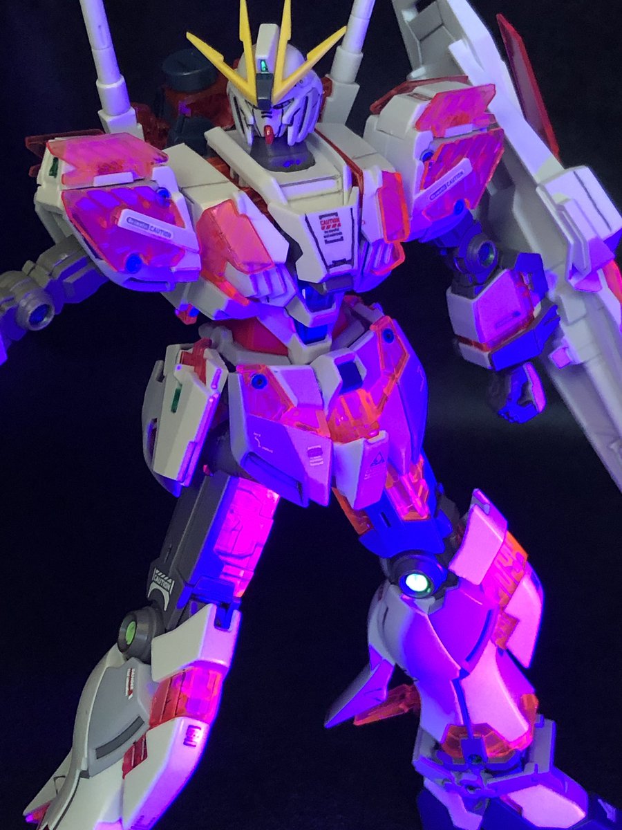 idea_sm's tweet photo. 前に作成した物でスジ彫り練習
いや〜難しい…
繰り返し慣れるしかないかな
クリアパーツのUVライトアップっていい雰囲気ですねー
#ガンダム　#ガンプラ　#ガンプラ好き https://t.co/LdLGMLrAm6