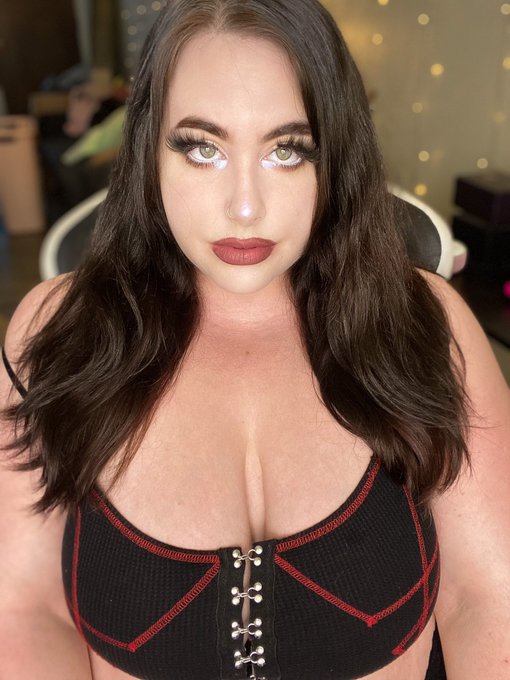 Hiiii I&rsquo;m going live ✨ come catch me before i take a week off https://t.co/BPRsw9EdQO<a href="/tag/realloyalfans"class="tags"><span>#realloyalfans</span></a>