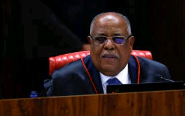 jose49729680's tweet photo. Parabéns a dois negros que entraram para a história hoje: Edilene Lobo, primeira ministra negra do TSE e o ministro Benedito Gonçalves, também do TSE, que deu o primeiro voto pela inelegibilidade de Bolsonaro. A história é melhor roteirista de ficção que qualquer roteirista de https://t.co/srhLzUi0tM