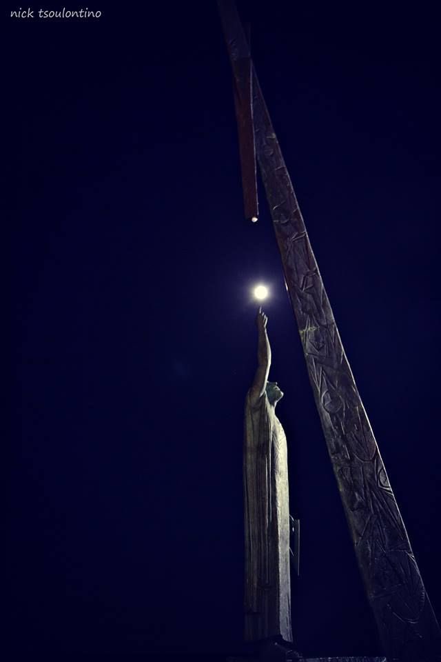 Pythagoras statue pointing the Moon at his birthplace Samos Greece…

Connect the Chains…
Connect the Moon…

#CCIP this Summer 

#CHAINLINK 🖖

$LINK #LINK the World 🚀