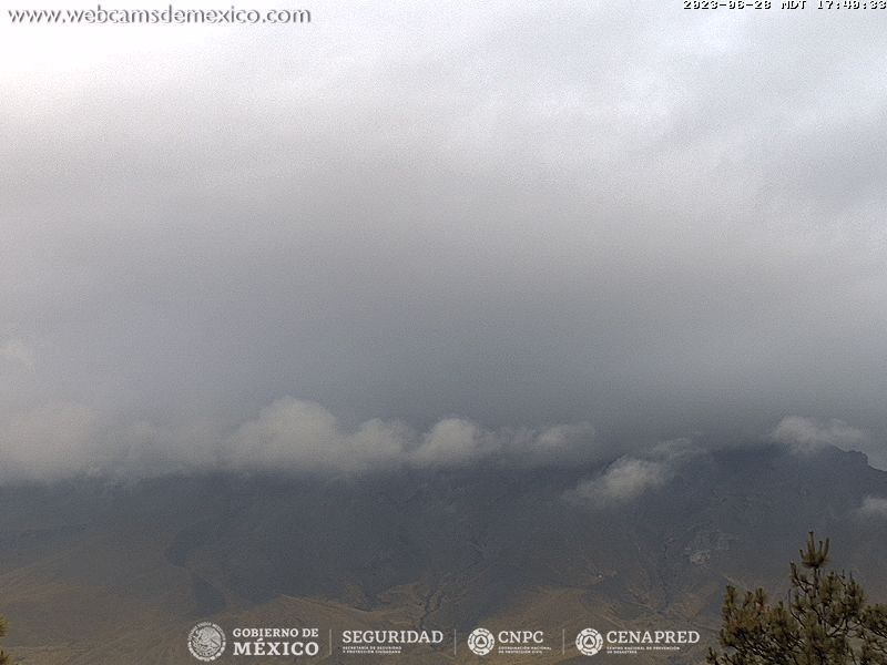 SkyAlertMx's tweet photo. A las 16:57 h, inició un episodio de tremor acompañado de emisión de ceniza en el #Popocatépetl. Densos nublados no permiten ver el cráter.

Imágenes de satélite muestran dispersión de ceniza hacia EdoMex y posiblemente hacia alcaldías del suroriente de CDMX.

🚦AMARILLO 2🚦
🚷radio de seguridad 12 km🚷

Imagen de @webcamsdemexico desde Tlamacas.