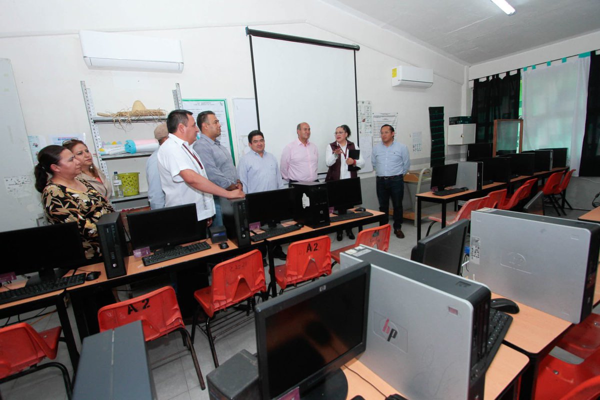 natycastrejonv's tweet photo. En mi recorrido por el @COBAEH_HGO de #Tlahuelilpan escuché a madres y padres de familia, así como a las y los docentes de esta institución; para el sector educativo es muy importante conocer sus inquietudes con el fin de acercar todos los recursos a nuestro alcance a efecto de que la juventud se desarrolle en las mejores condiciones posibles.

#PrimeroLaEducación #NatyCastrejón