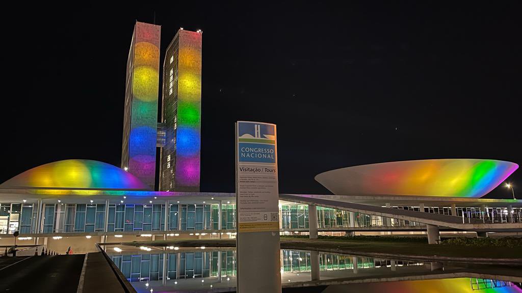 DudaSalabert's tweet photo. E as luzes vão aos poucos vencendo a escuridão. Depois de 4 anos sombrios, a esperança volta a brilhar! 

Iluminemos o congresso para uma política plural , diversa e democrática 🏳️‍⚧️🏳️‍🌈 https://t.co/75bXULsyFt