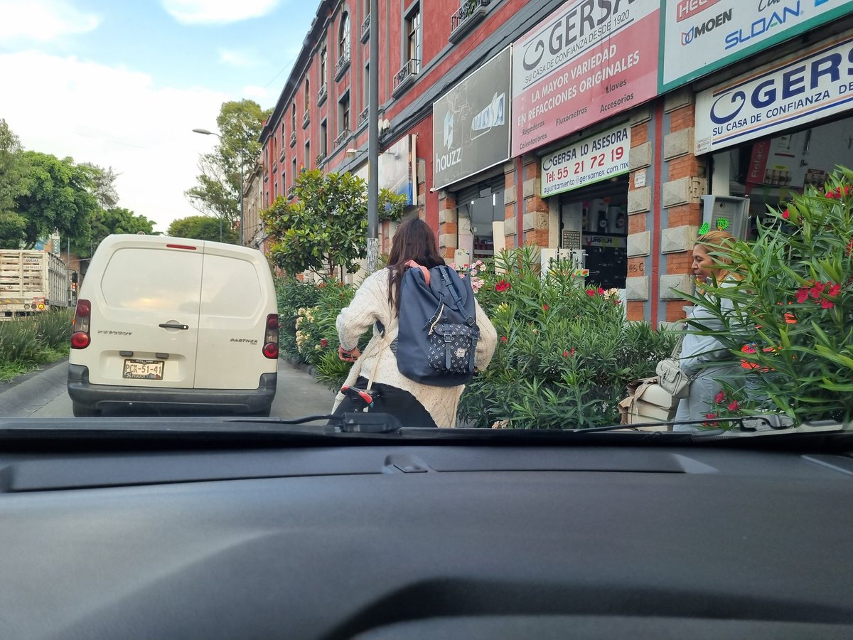 jenleon_'s tweet photo. Esta mujer anda en su bici entre los carros sin ningun cuidado, sin equipo de seguridad, casi se cae por querer pasar por donde no puede mientras estoy parada y todavía se enoja conmigo y me dice de cosas jajaja ¡Que chistosa gente! https://t.co/Uy1YGHWCbp