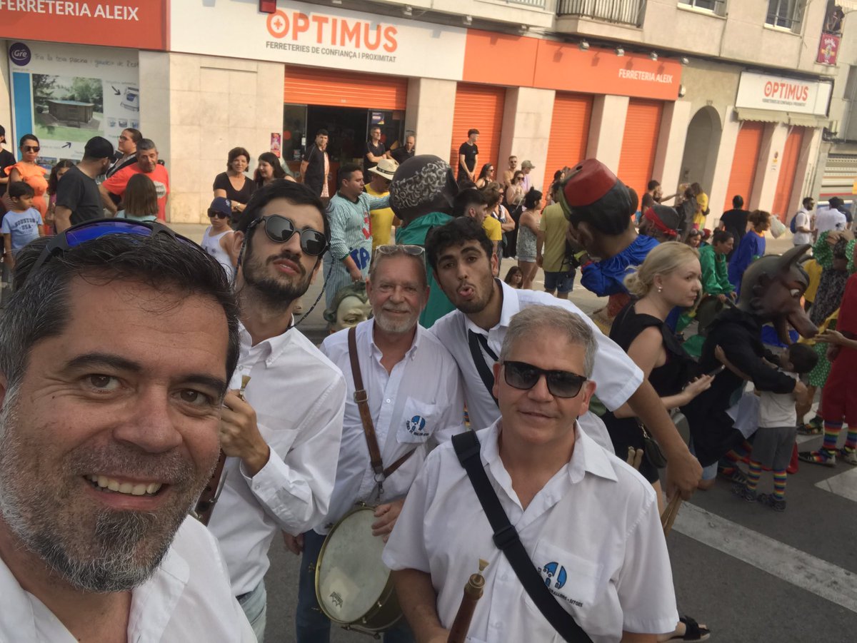 dinapontus's tweet photo. Aixó és un no parar, seguim de festa acompanyant als @capisicabessuts_deribes en la Festa Major de Sant Pere
I demà més!!! 💪🏻💪🏻💪🏻💪🏻 #gralla #capis #timbal #cabeçuts
#DinapontusEnRuta #LaRaspa #escoladegrallersdesitges @escoladgrallers https://t.co/bdundTlDIN