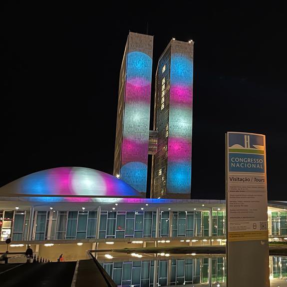 choquei's tweet photo. 🚨AGORA: Congresso Nacional é  iluminado com as cores da bandeira LGBT e Trans no Dia Internacional do Orgulho LGBTQIA+. https://t.co/RdjAxhEL9G