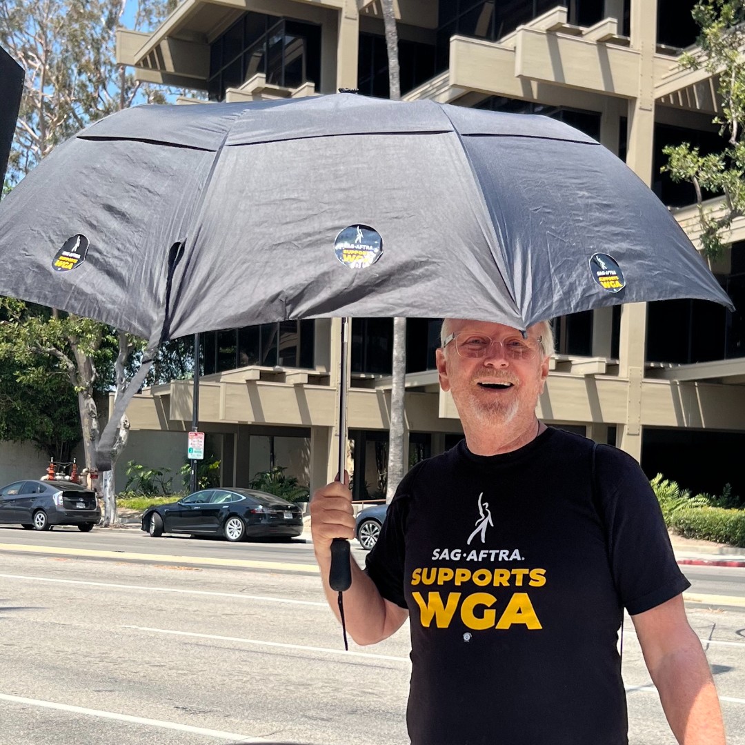 LA and NY #sagaftramembers are holding it down on the #WGAstrike picket lines! The #solidarity is AMAZING! #SAGAFTRAstrong
