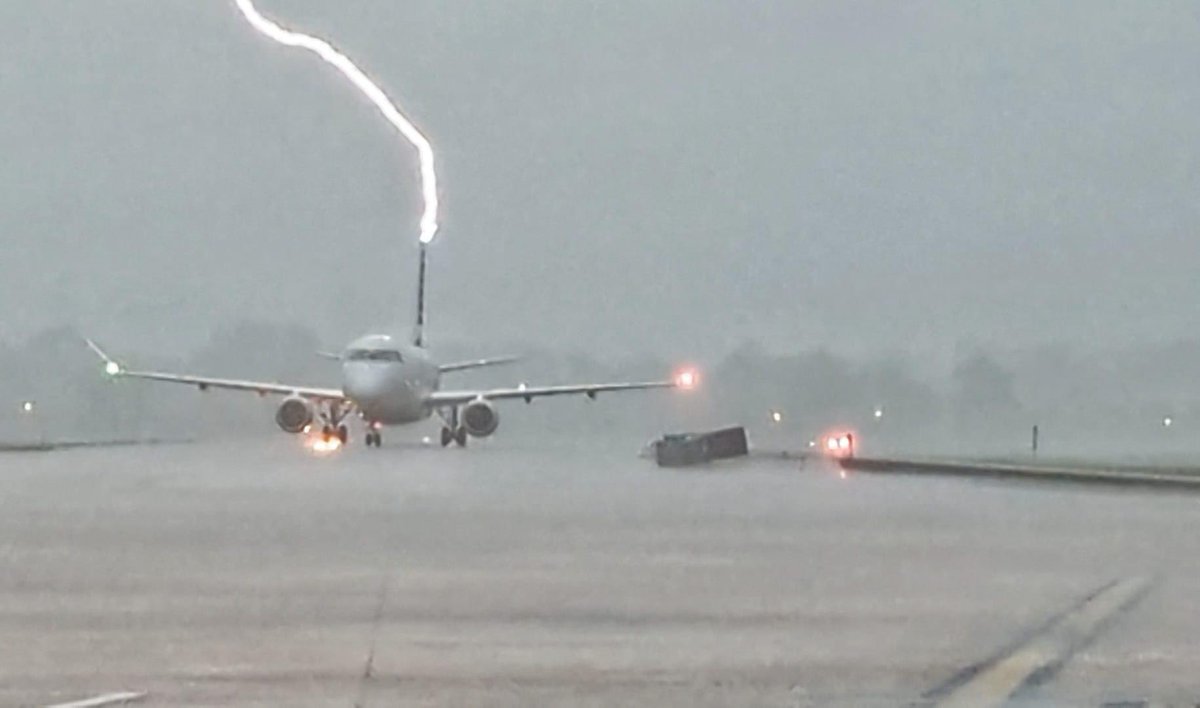 Um avião da Embraer com passageiros a bordo foi atingido por um raio durante uma tempestade em Arkansas, nos Estados Unidos, no último domingo 25. Apesar do susto, ninguém ficou ferido.