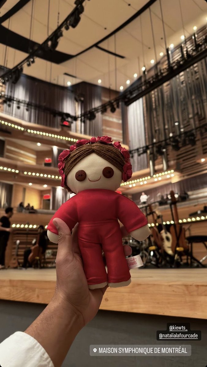 Le llevaron un Kiewt a <a href="/lafourcade/">Natalia Lafourcade</a> hasta Montreal 🥹🩷 MANIFESTANDO QUE NATALIA LO TENGA EN SUS MANOS 🙏🕯️✨