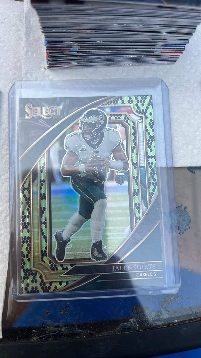 Went to pigeon forge for vacation. Visiting a local card shop and just pulled this 1/2 snakeskin Hurts at the cabin! Holy cow. @CardPurchaser #thehobby #Eagles @JalenHurts