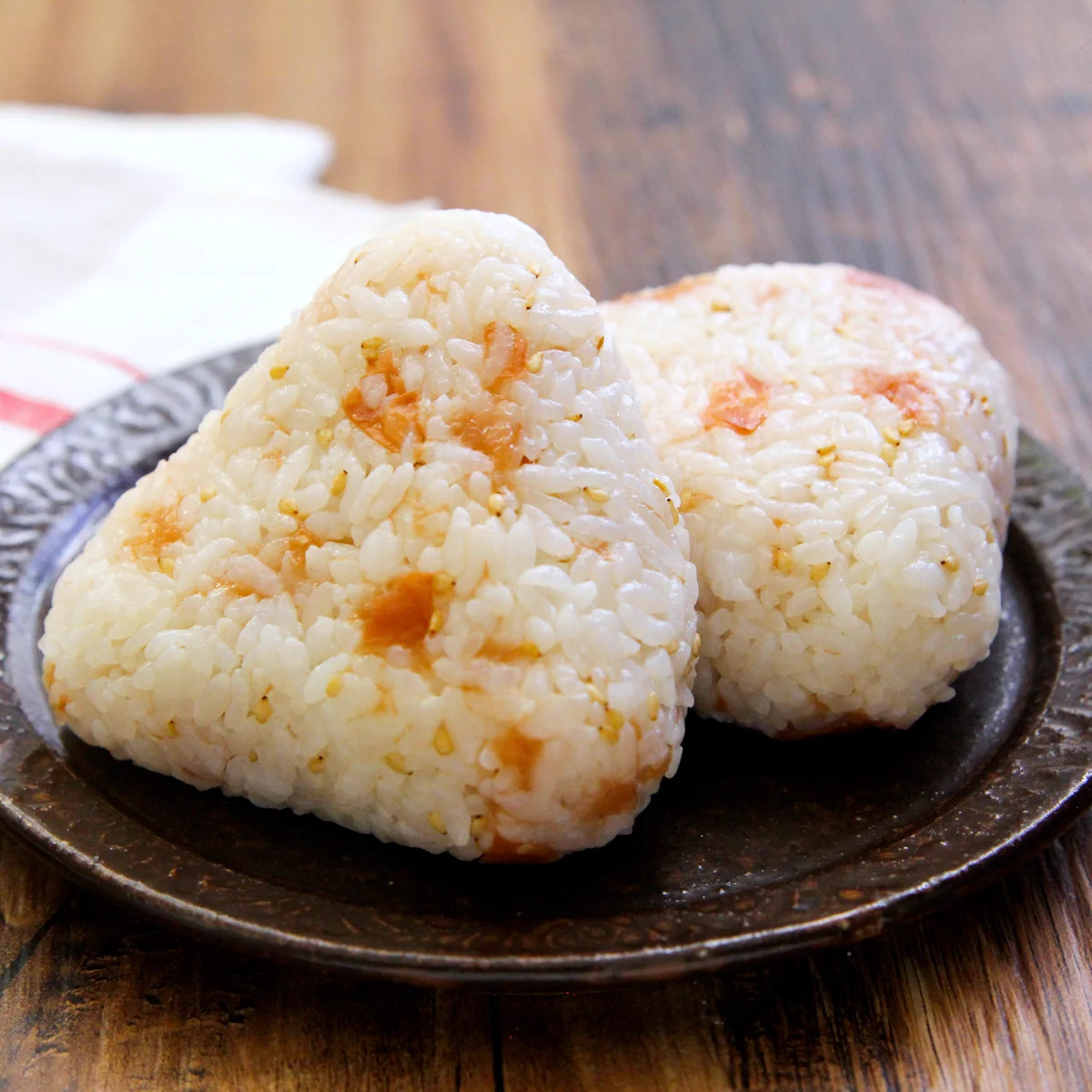 絶妙な酸味でやみつきにの味に！？あの調味料を混ぜるだけで絶品梅おにぎり