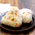 絶妙な酸味でやみつきにの味に!？あの調味料を混ぜるだけで絶品梅おにぎり