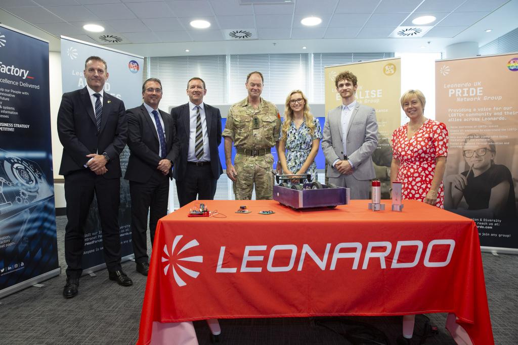 A fascinating visit to @Leonardo_UK to discuss our broadening strategic partnership. We share the same values and passion for investing in young people and our Reserves, and I’m excited about the application of world-leading technology in a mobilised and modernised @BritishArmy.