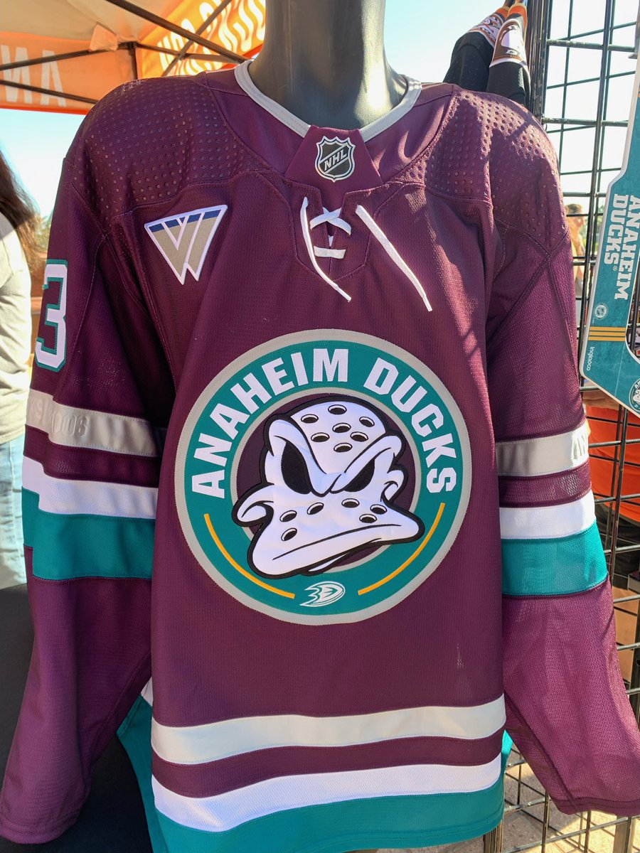 Here is the Anaheim Ducks new jersey for their 30th year anniversary season. 

Thoughts? 🦆👀