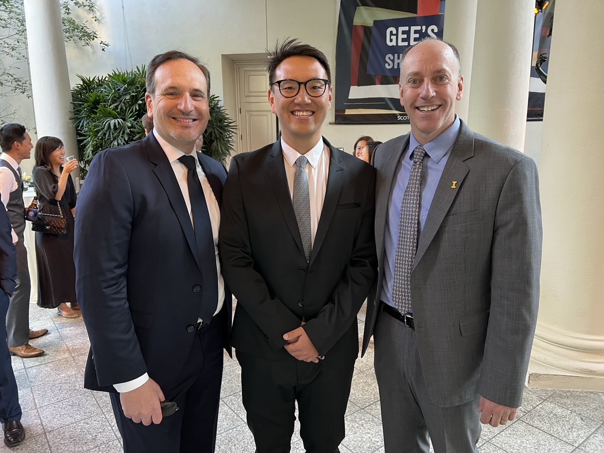 CHLAUrology's tweet image. Congratulations Dr. Yuding Wang, MD @wsding on the completion of your fellowship @CHLAUrology What a wonderful evening. Thank you, Dr. Christopher Cooper, MD @Cooperduro our Brian E. Hardy Visiting Professor, honoring us as guest at this year’s graduation!