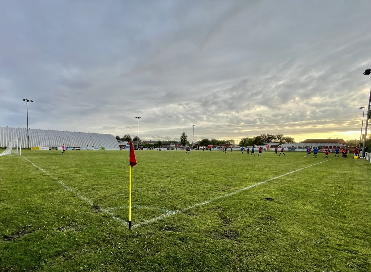Kizzyetrance's tweet photo. Wednesday June 28th 19:06ko
Match 269 of 2022/23
🏟️ @IRBSCC Ince Road Bridge Sports &amp; Community Club, Wigan
@WiganTownFC 2
Robin Park FC @robinparkfc 2
Friendly
#groundhopping #Kizzyscornerpics #Wigan 
@ab_bridge Loving the Digi Van scoreboard 👍🏻 https://t.co/WJZ4nqN4DV