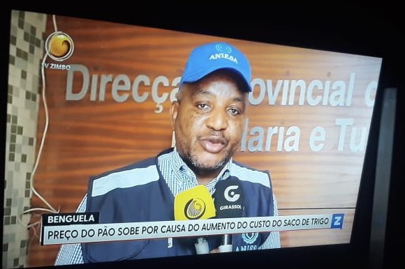 cesarchiyaya's tweet photo. LEGENDA: “Preço do pão sobe por causa do aumento do custo  do saco de trigo”, #TVZimbo. 
E até lá, estou-me nas tintas. https://t.co/F2gmlskRPE