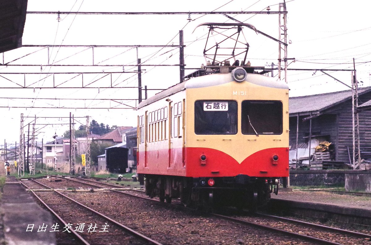 sugaharu58105's tweet photo. 1990/5/7 #栗原電鉄 若柳③
構内見学中上りの #M151 がやってきました
奥に見えてる留置の #M153 の真横を使い捨てパノラマで撮ってた
*許可を得て見学・撮影 https://t.co/HUYMzgWHZw