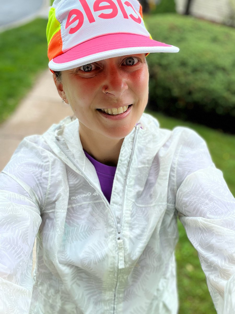 Monday : 7KM run in pouring rain Tuesday : at home strength/cardio workout to avoid the pouring rain Wednesday: 6.5 KM run when the pouring rain stopped 😅 so muggy!! I was dressed for the rain, but it stayed away so I was 😅😅😅. #runchat #selfcare #fitness #bringbackthesun