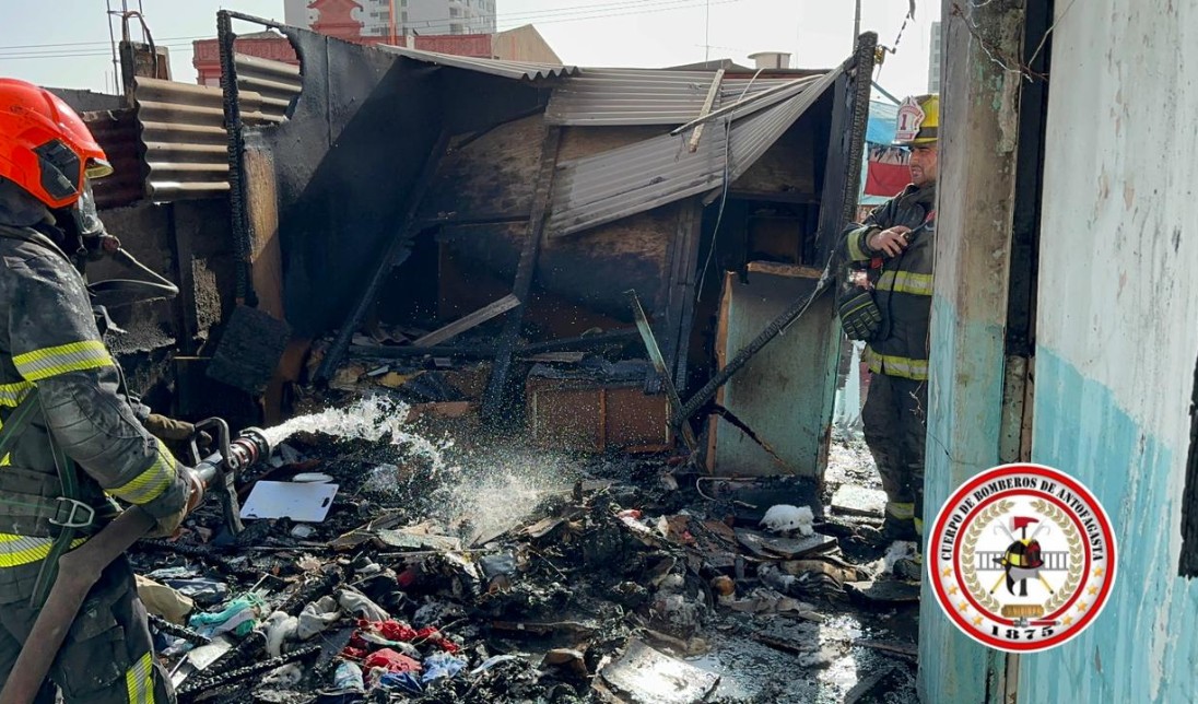 TLAntofagasta's tweet image. #Antofagasta | Ocho damnificados dejó incendio en el sector centro de Antofagasta

Siniestro se registró en horas de la tarde en calle 14 de Febrero, entre Simón Bolívar y Serrano.

timeline.cl/ocho-damnifica…