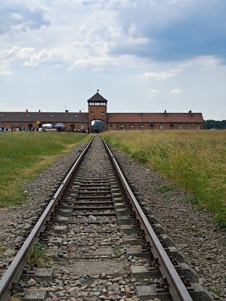 Kuvamuistoja viikon takaiselta Auschwitz-Birkenaun keskitysleirivierailulta päivän poliittiseen teemaan liittyen. "Those who do not remember the past are condemned to repeat it." Ihmettelen järkyttyneenä <a href="/kokoomus/">Kokoomus</a> ja  <a href="/KDpuolue/">Kristillisdemokraatit | KD</a> n äänestyskäyttäytymistä!