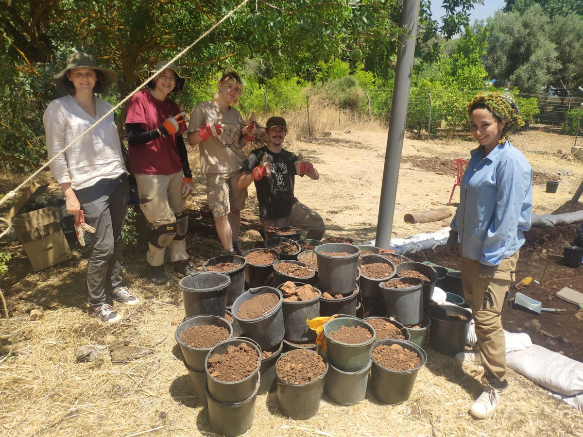 Guess who won the bucket competition today??

⛏️⛏️Eynan-Mallaha excavation⛏️⛏️

#Archaeology #Prehistory #Natufian #Excavation