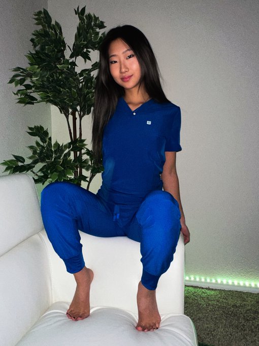 Wyd if she’s your nurse ? https://t.co/0S7koBEZLW