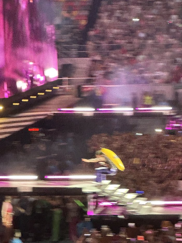 HLDTour's tweet photo. Harry with a…banana jetpack???
#LoveOnTourDüsseldorf #Night2
28.6.23

📸: Letsgohome28 https://t.co/R7p1MG0wTV