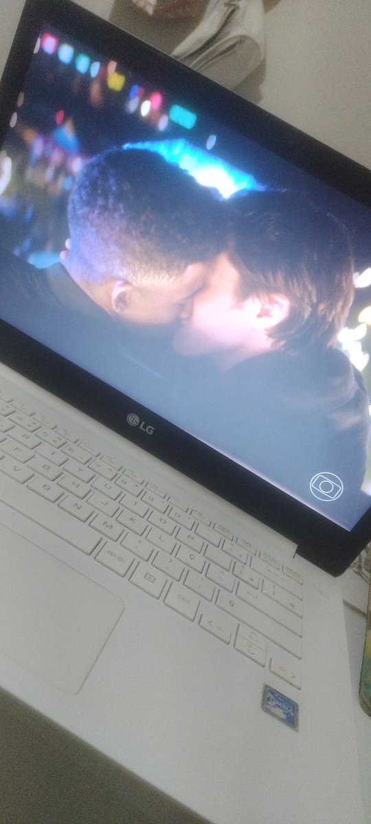 jeessii_7's tweet photo. Quem tá chorando é vcs 😭😭😭😭. Todo mundo merece viver um amor 💖🏳️🌈 #comamorsimon #sessaodatarde #tvglobo #DiadelOrgullo obrigada @tvglobo https://t.co/9rBrwzo3uF