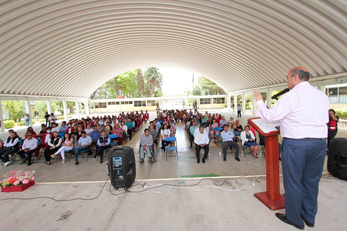natycastrejonv's tweet photo. Para el gobernador @juliomenchaca_ estar cerca de la comunidad educativa de todas las regiones de #Hidalgo es una prioridad, por ello, me encuentro en la escuela secundaria Técnica 13, ubicada en #Atitalaquia, a fin de entregar los trabajos relacionados con la impermeabilización de 2 mil, 507 m2 de techos, invirtiéndose en esta acción poco más de 600 mil pesos en beneficio de las y los adolescentes. 

La educación es un patrimonio común, por ello, tener presidentes municipales que apoyan en el día a día se valora mucho, gracias #AgustínHernándezOlguín por hacer la entrega de las escrituras de la secundaria Técnica 67 que dan certidumbre jurídica y legal de la propiedad de los terrenos donde se asienta este inmueble, atendiendo así un rezago histórico en materia de escrituración.

#PrimeroLaEducación