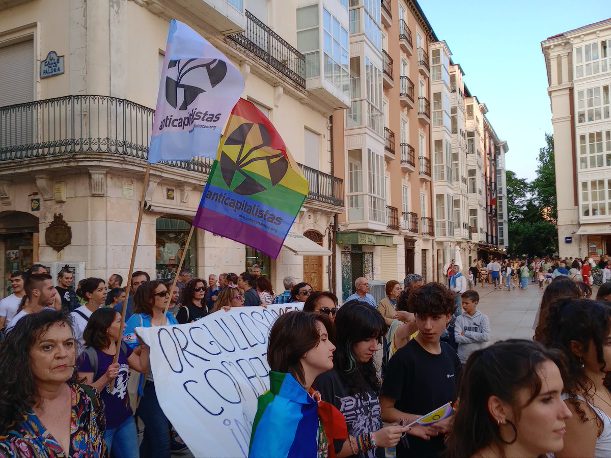 AnticapiBurgos's tweet photo. 🔥#Orgullo es protesta, disidencia y resistencia.
#Orgullo es organizarnos juntes frente a la reacción y el capital.
Ni un paso atrás.
#OrgullosamenteCombatives 🏳️🌈✊🏾🏳️⚧️ https://t.co/eSolIVKWng