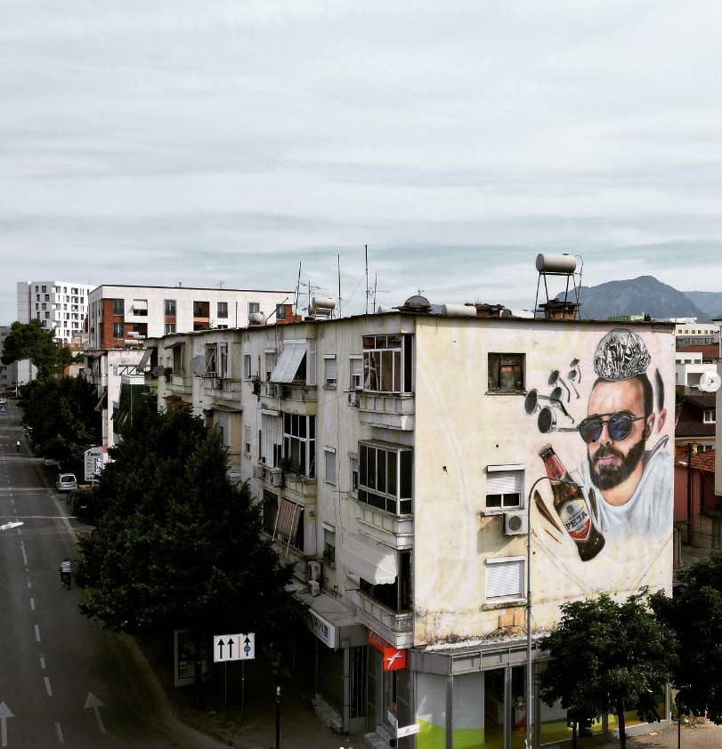 doalbanie's tweet photo. V hlavním městě 🇦🇱 #Tirana se teď vážně vyplatí koukat nahoru👀⬆️
Právě zde končí #MuralFest 🖼️, takže na fasádách mnoha domů jsou vidět zajímavé malby, které během festivalu vznikly. Včetně #Messi ⚽️🇦🇷
Celé město tím fakt ožilo 👍 https://t.co/df2sSSqF6a