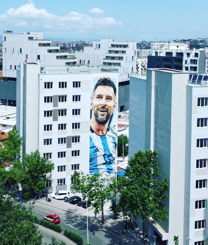 doalbanie's tweet photo. V hlavním městě 🇦🇱 #Tirana se teď vážně vyplatí koukat nahoru👀⬆️
Právě zde končí #MuralFest 🖼️, takže na fasádách mnoha domů jsou vidět zajímavé malby, které během festivalu vznikly. Včetně #Messi ⚽️🇦🇷
Celé město tím fakt ožilo 👍 https://t.co/df2sSSqF6a