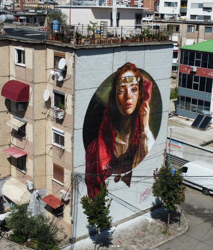 doalbanie's tweet photo. V hlavním městě 🇦🇱 #Tirana se teď vážně vyplatí koukat nahoru👀⬆️
Právě zde končí #MuralFest 🖼️, takže na fasádách mnoha domů jsou vidět zajímavé malby, které během festivalu vznikly. Včetně #Messi ⚽️🇦🇷
Celé město tím fakt ožilo 👍 https://t.co/df2sSSqF6a