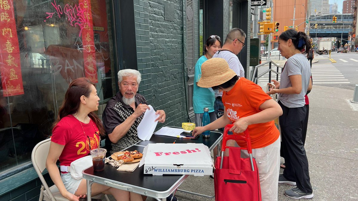 Karlin_C's tweet photo. A day after the election @susanleenyc @73papasmurfs went back to serving the community by joining us at the @AAFE1974 pantry.
#FoodInsecurity #Community #Chinatown #LES
#SeiniorsInNeed
#Open2All https://t.co/85SmDRJ4Ka