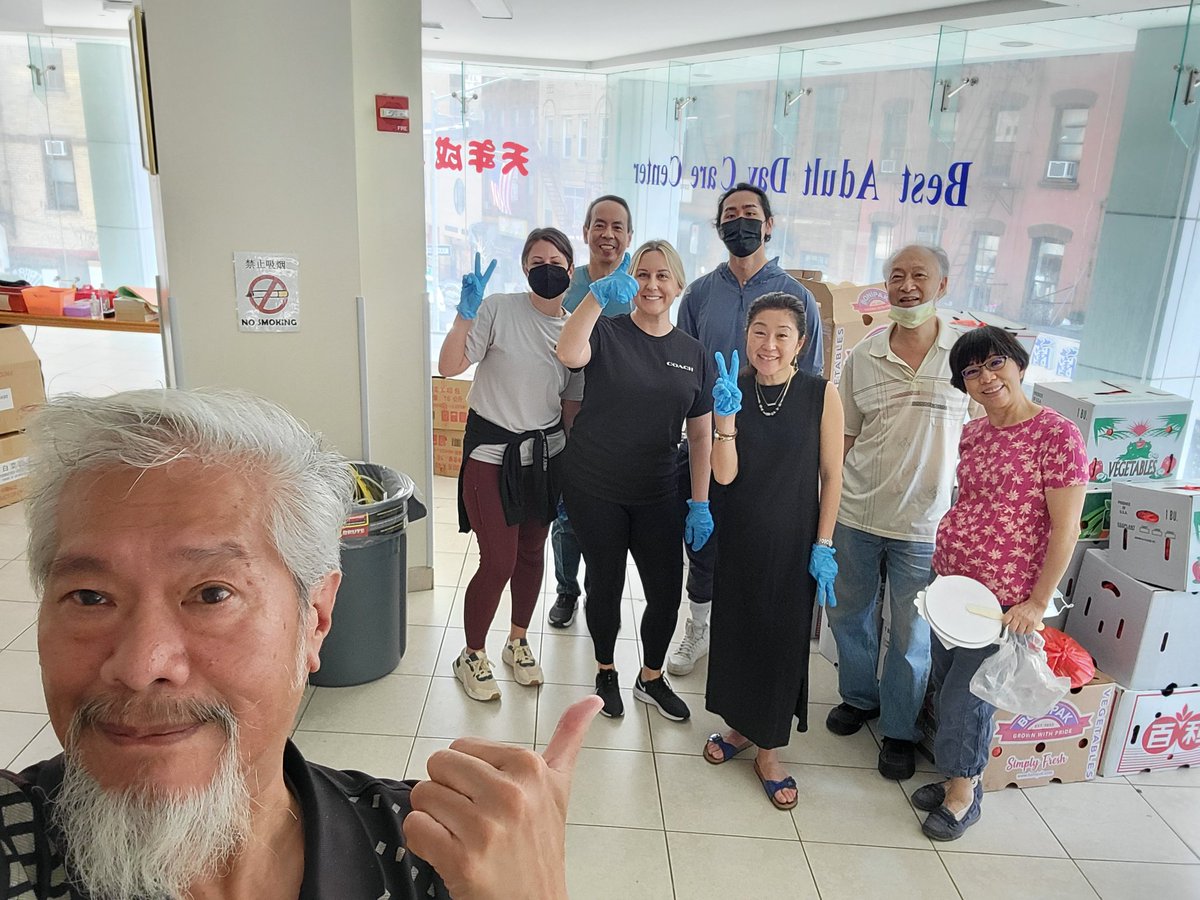 A day after the election @susanleenyc @73papasmurfs went back to serving the community by joining us at the @AAFE1974 pantry. 
#FoodInsecurity #Community #Chinatown #LES 
#SeiniorsInNeed 
#Open2All