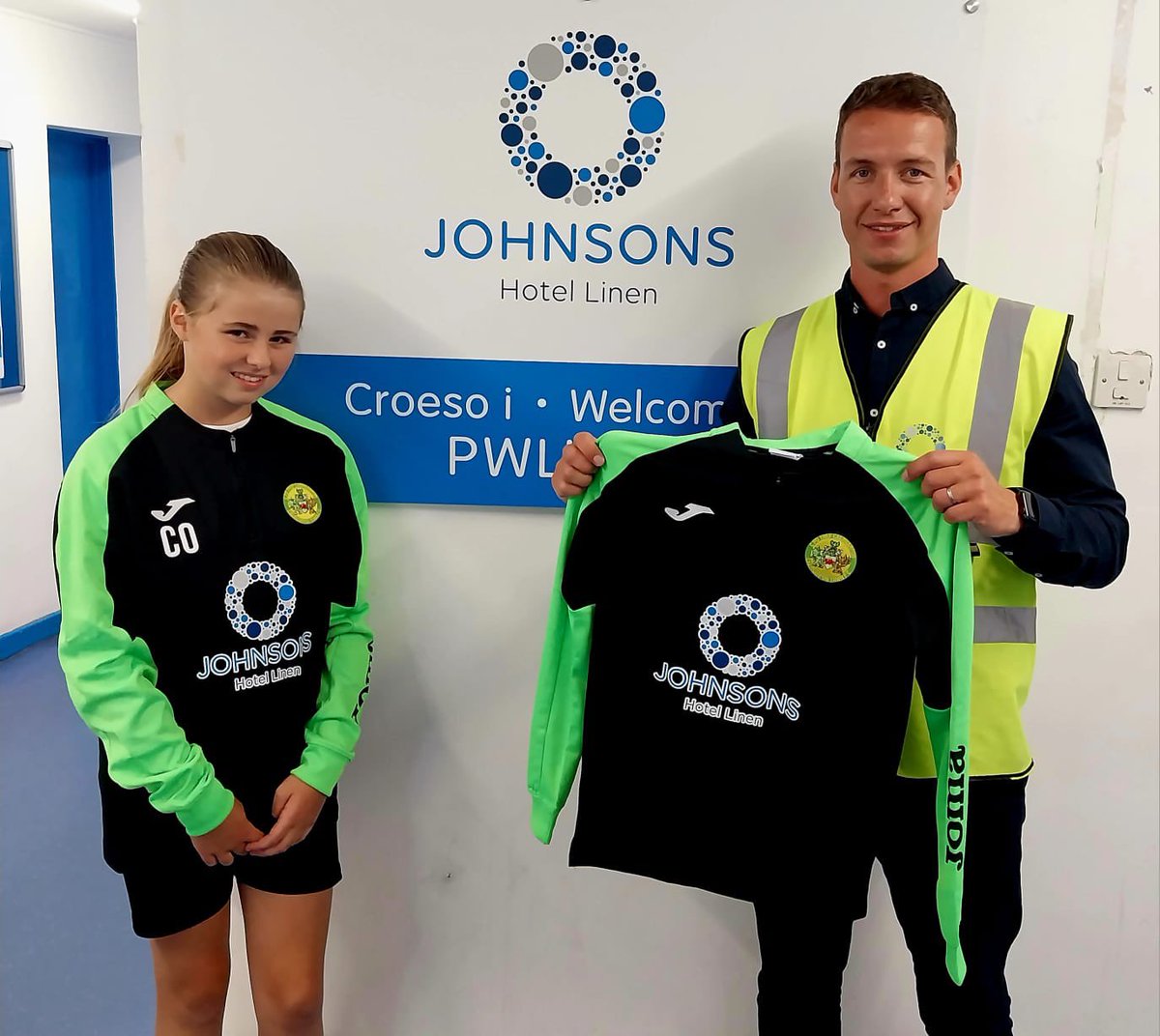 TÎM DAN 13

Diolch yn fawr iawn i Johnsons Hotel Linen am noddi’r topiau tracwisg <a href="/TopMarkTeamwear/">Top Mark Teamwear</a> i tîm dan 13 y clwb 👌🏼💛💚