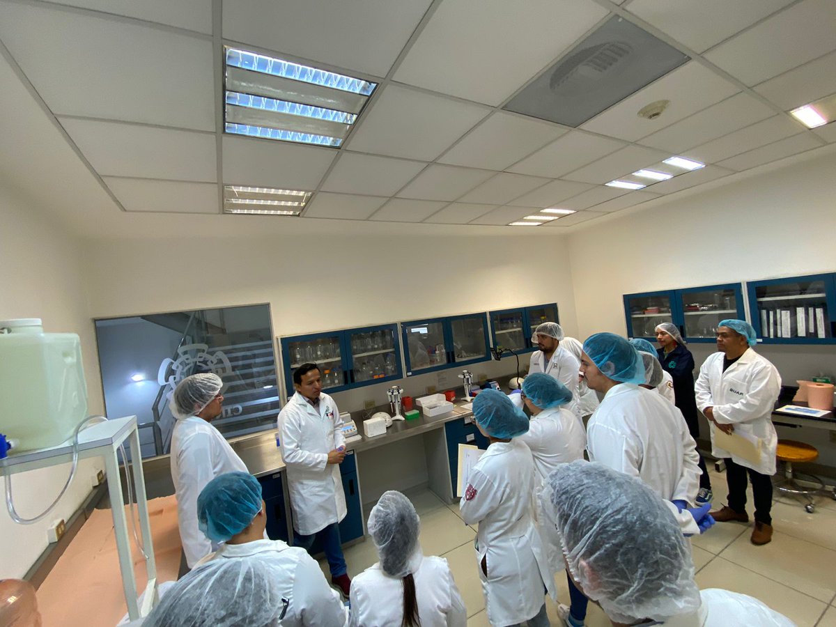 Día  2 de nuestro curso Proteómica Basada en Espectrometría de Masas. Hoy  culminamos la digestión de proteínas. Los participantes inyectaron sus  muestras en el espectrómetro de masas para su posterior identificación.  Aprendimos fundamentos de MS y proteómica  cuantitativa.