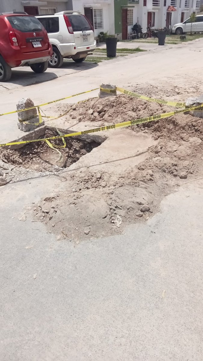 EdgarAlvarezmtz's tweet photo. @Trafico_ZMG @siapagdl @siapagdl solo fueron a abrir, no han arreglado la fuga y ya dieron por cerrado el reporte. Ya nos generaron uno nuevo. Hasta cuando?  Reporte anterior 11350885, reporte nuevo 11360589. Abrieron el domingo y así dejaron https://t.co/i2rw6UUqwd